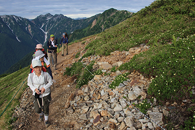 針ノ木岳を背にお花畑の広がる種池山荘を出発した写真