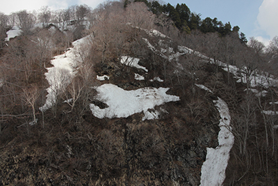 人の顔のように残雪の着いた山の斜面の写真
