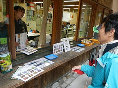 赤城自然園の受付をしている写真