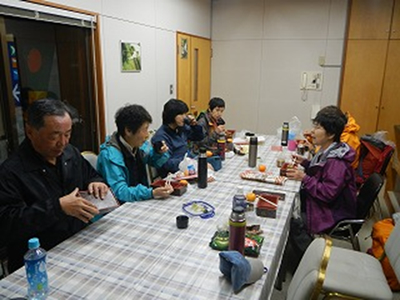 昆虫館の休憩室でくつろいでいる写真