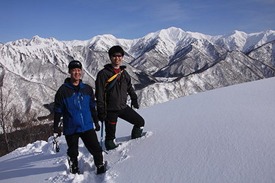 棒立山に続く尾根上でのTさんとKさんの写真