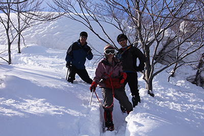 尾根直下の雪壁の前でのTさん、Kさん、Fさんの写真