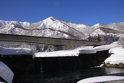 関越自動車道と目指す棒立山の写真