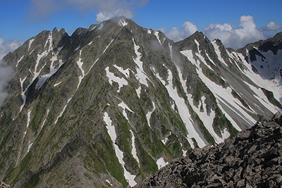 前穂高岳山頂から見た奥穂高岳の写真