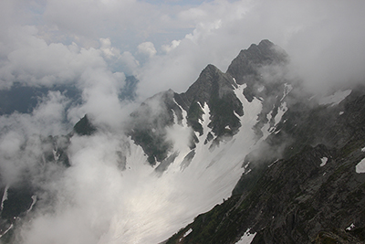 涸沢岳山頂から見た前穂高岳の写真