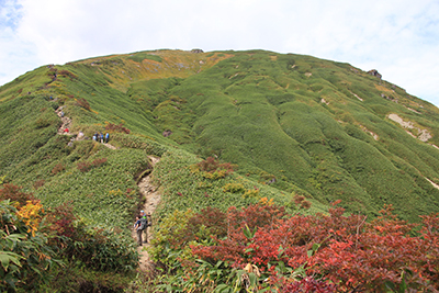 展望を楽しみながら谷川岳山頂を目指している写真