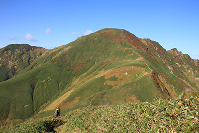 大障子の頭を過ぎて万太郎山を目指してもう一度下っている写真
