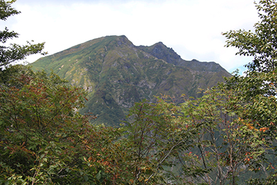 天神尾根から見た谷川岳の写真
