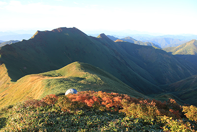 オジカ沢の頭避難小屋と俎嵓山稜の写真