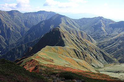 万太郎山山頂から超えてきた谷川岳方面を振り返った写真
