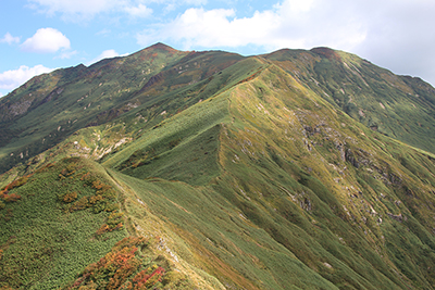 エビス大黒の頭への登から振り返ったと万太郎山の写真