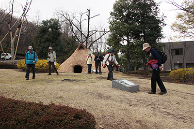 考古博物館の近くにある竪穴式住居を見学した後の写真