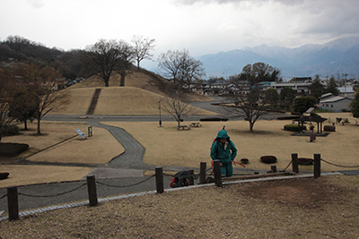 銚子塚古墳を後ろに見て丸山塚古墳に登ってきたＮさんの写真