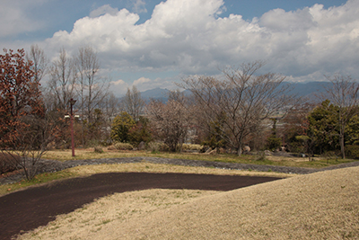 甲斐風土記の丘から見た茅ヶ岳と金峰山方面の写真
