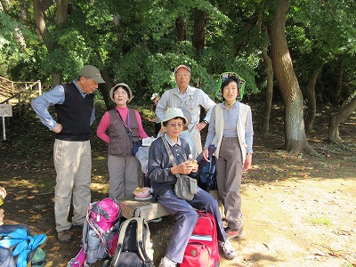 森林公園入口での集合写真