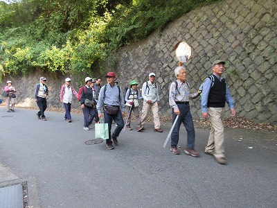 六国見山から明月院に向かって歩いている写真