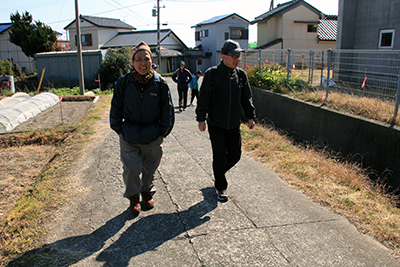 バス停から大聖院に向けて歩いている写真