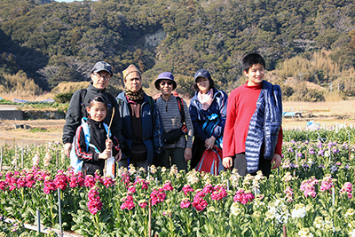 白間津のお花畑での集合写真