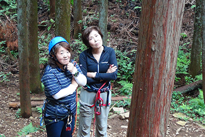 登る人を見るＫＢさんとＫＳさんの写真