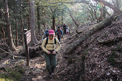 ゴルフ場から登山道を歩き始めた写真