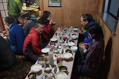 食堂で朝食中の写真