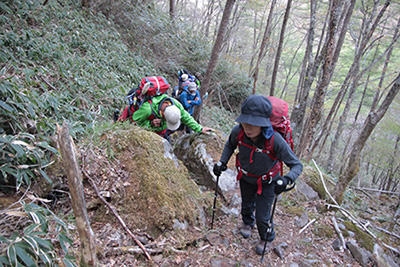 将監峠からの登山道と合流するまで続く急登をがんばっている写真