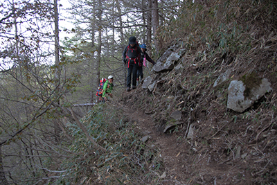 将監峠からの登山道と合流し、長いトラバース道を歩いている写真