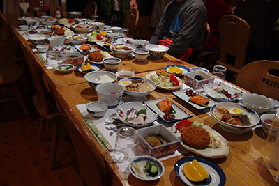 雨飾山荘の夕食の写真