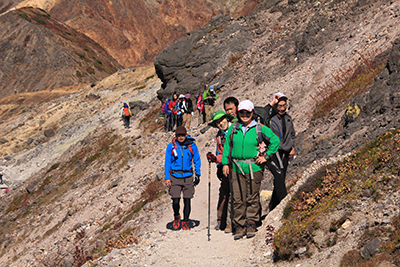 牛ヶ首に向かう登山道でのメンバーの写真
