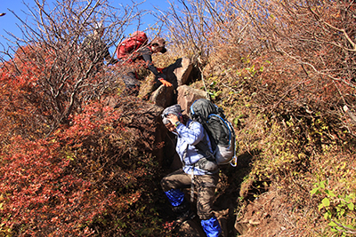 隠居倉からの岩場を下っている写真