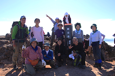 朝日岳山頂での集合写真