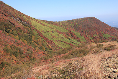 峰の茶屋避難小屋への登りから見た鬼面山方面の写真