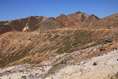 那須岳山腹と朝日岳方面の荒涼とした風景の写真