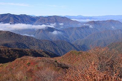 隠居倉直下から見た高原山と燧ヶ岳方面の写真