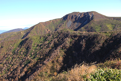 隠居倉から見た三本槍岳の写真