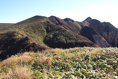 隠居倉から見た朝日岳方面の写真