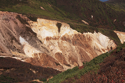 朝日岳山頂付近から見た北側の火口の写真