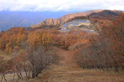 板橋峠の先にある太陽光発電所と周囲の写真