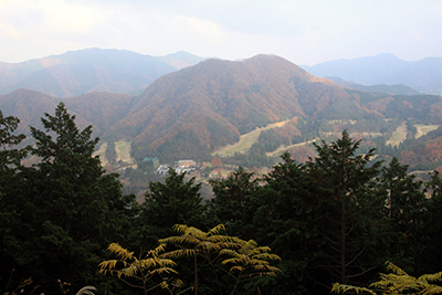 峰山から見た石砂山と石老山の写真