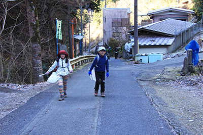 とうげん橋から舗装道路を上り始めたＳちゃんとＹ君の写真