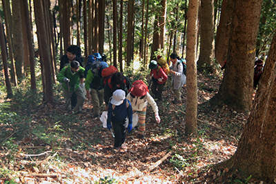 子どもたちもゴミ袋を持って登っている写真