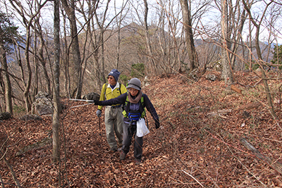 馬頭刈山の山頂直下を歩いているＯさんとＦさんの写真