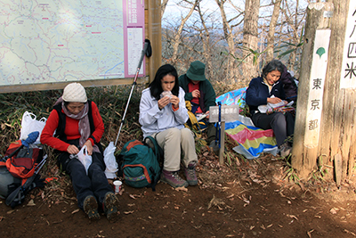 馬頭刈山山頂で昼食中の写真