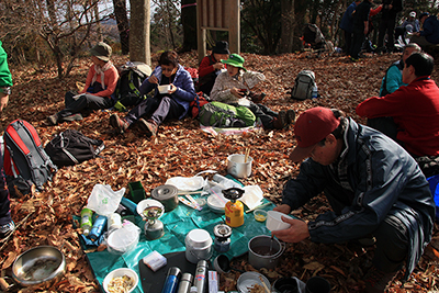 頭高山山頂でうどんや汁粉を作った後の写真