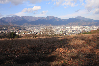 丹沢の大山と表尾根、そして秦野市街の写真