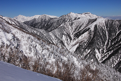 合戦の頭から見た餓鬼岳と針ノ木岳方面の写真