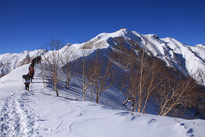 燕山荘を目指して合戦尾根を登っている人たちの写真