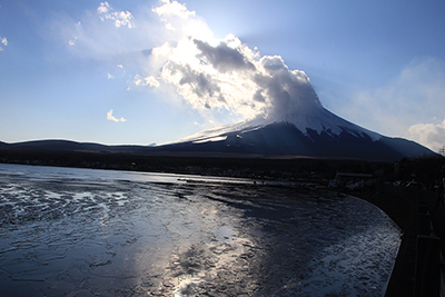 山中湖畔から撮った富士山と山中湖の写真