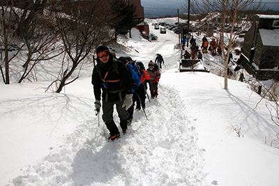 大丸温泉を後に雪道を上り始めた写真