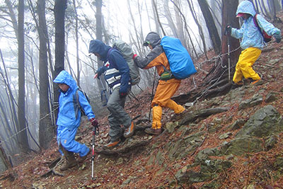 岩の多い急な登山道を下るＡさんとサポートするＩさん、それにＫちゃんとＹ君の写真
